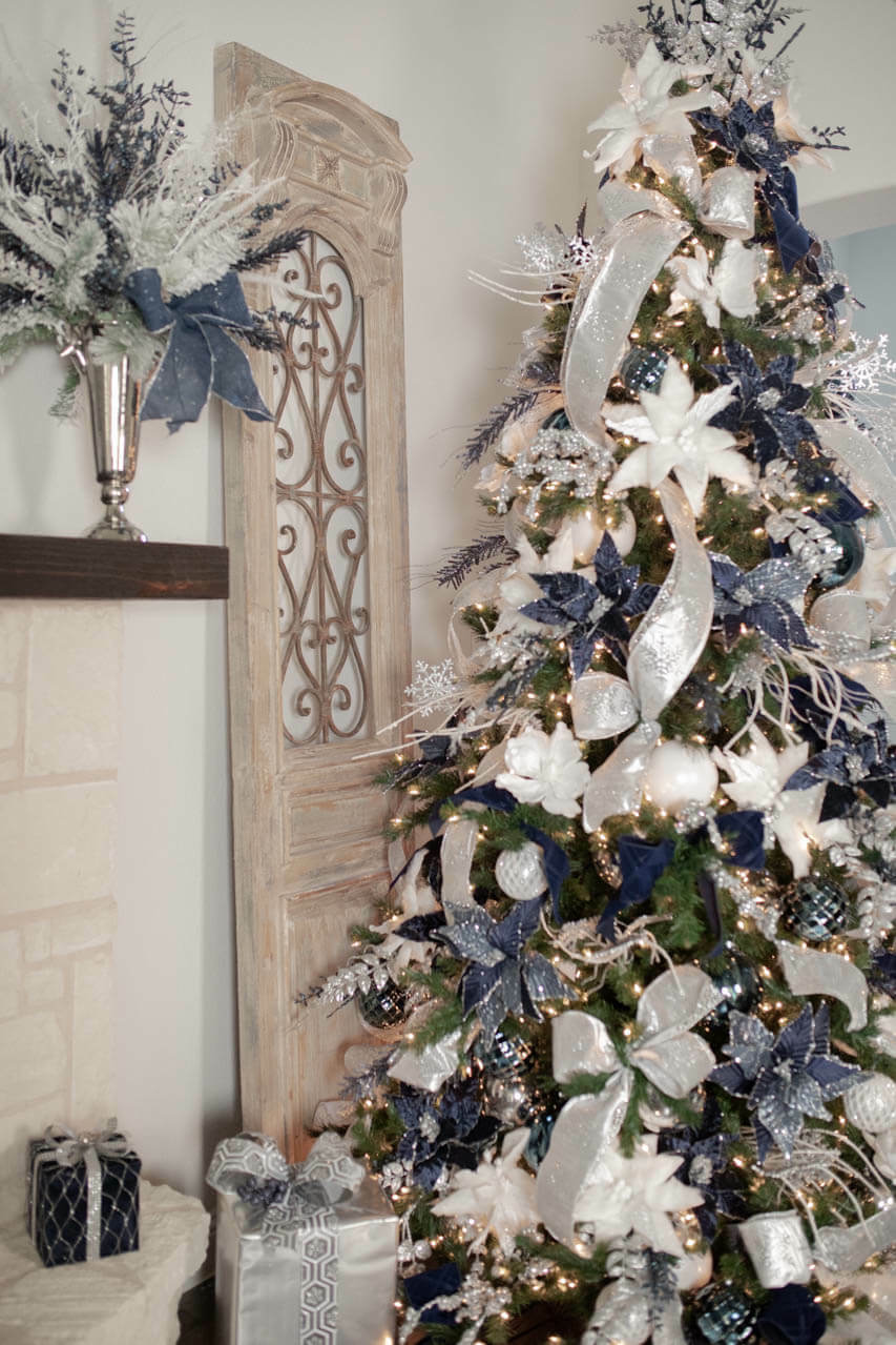 navy and silver Christmas tree decor 5 29602.1638474367.1280.1280